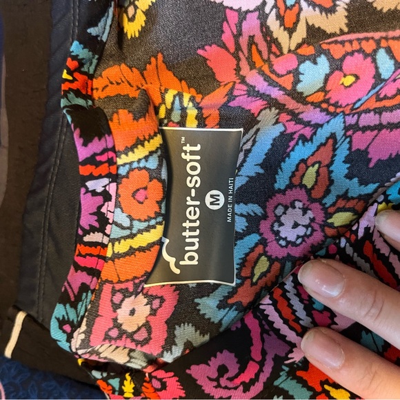 Women’s Uniform Advantage Buttersoft Stretch Scrub Top - Picture 3 of 3